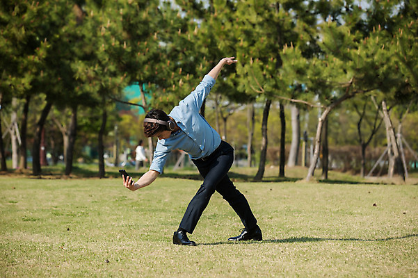 포토 JPG 주간 전신 나무 공원 남자 한명 들기 정장 성인 야외 앞모습 30대 스마트폰 헤드셋 음악감상 한국인 춤 발레 성인남자한명만 미추홀공원 국내포토 자연요소 식물 1 옷 공공시설 뷰포인트 음향기기 모션 문화예술 사람 동양인 장년 핸드폰 스마트기기 헤드폰 감상 인천 남자한명만 성인남자만 파일형식