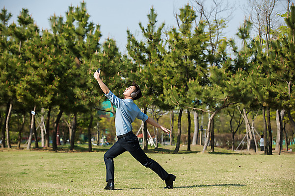 포토 JPG 주간 전신 나무 공원 남자 한명 들기 정장 성인 야외 옆모습 30대 스마트폰 헤드셋 음악감상 한국인 올려보기 춤 발레 성인남자한명만 미추홀공원 국내포토 자연요소 식물 1 옷 공공시설 뷰포인트 음향기기 모션 문화예술 사람 동양인 장년 핸드폰 스마트기기 헤드폰 감상 인천 남자한명만 성인남자만 파일형식