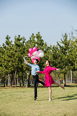 포토 JPG 주간 전신 나무 커플 원피스 공원 여자 남자 미소 정장 20대 성인 야외 두명 옆모습 30대 손잡기 점프 한국인 춤 발레 풍선 성인만 미추홀공원 국내포토 자연요소 식물 옷 공공시설 뷰포인트 관계 모션 문화예술 표정 사람 동양인 청년 장년 인천 파일형식