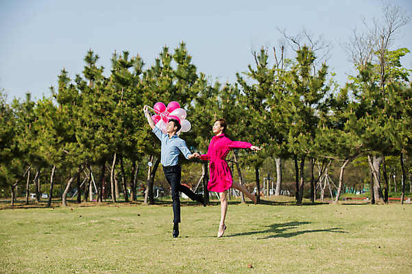 포토 JPG 주간 전신 나무 커플 원피스 공원 여자 남자 미소 정장 20대 성인 야외 두명 옆모습 30대 손잡기 점프 한국인 춤 발레 풍선 성인만 미추홀공원 국내포토 자연요소 식물 옷 공공시설 뷰포인트 관계 모션 문화예술 표정 사람 동양인 청년 장년 인천 파일형식