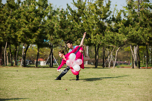 포토 JPG 주간 전신 나무 커플 원피스 공원 여자 남자 안기 정장 20대 성인 야외 두명 옆모습 30대 한국인 춤 발레 풍선 성인만 미추홀공원 국내포토 자연요소 식물 옷 공공시설 뷰포인트 관계 모션 문화예술 사람 동양인 청년 장년 인천 파일형식