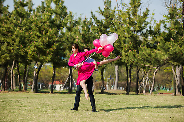포토 JPG 주간 전신 나무 커플 원피스 공원 여자 남자 안기 들기 정장 20대 성인 야외 두명 옆모습 30대 한국인 춤 발레 풍선 성인만 미추홀공원 국내포토 자연요소 식물 옷 공공시설 뷰포인트 관계 모션 문화예술 사람 동양인 청년 장년 인천 파일형식