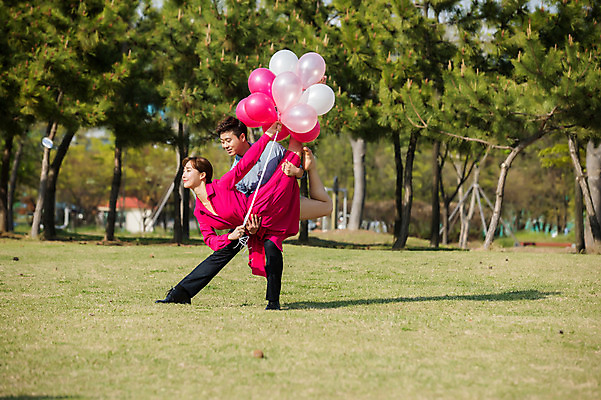 포토 JPG 주간 전신 나무 커플 원피스 공원 여자 남자 안기 들기 정장 20대 성인 야외 두명 옆모습 30대 한국인 춤 발레 풍선 성인만 미추홀공원 국내포토 자연요소 식물 옷 공공시설 뷰포인트 관계 모션 문화예술 사람 동양인 청년 장년 인천 파일형식