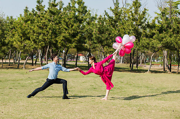 포토 JPG 주간 전신 나무 커플 원피스 공원 여자 남자 미소 정장 20대 성인 야외 두명 옆모습 30대 손잡기 한국인 춤 발레 풍선 다리들기 성인만 미추홀공원 국내포토 자연요소 식물 옷 공공시설 뷰포인트 관계 모션 문화예술 표정 사람 동양인 청년 장년 인천 파일형식