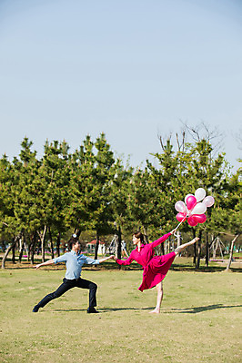 포토 JPG 주간 전신 나무 커플 원피스 공원 여자 남자 미소 들기 정장 20대 성인 야외 두명 옆모습 30대 손잡기 한국인 춤 발레 풍선 다리들기 성인만 미추홀공원 국내포토 자연요소 식물 옷 공공시설 뷰포인트 관계 모션 문화예술 표정 사람 동양인 청년 장년 인천 파일형식