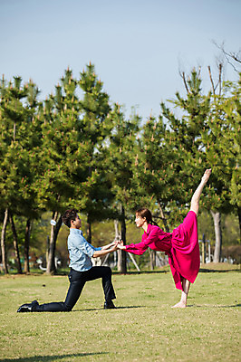 포토 JPG 주간 전신 나무 커플 원피스 공원 여자 남자 정장 20대 성인 야외 두명 옆모습 30대 마주보기 손잡기 한국인 춤 발레 다리들기 성인만 미추홀공원 국내포토 자연요소 식물 옷 공공시설 뷰포인트 관계 모션 문화예술 사람 동양인 청년 장년 인천 파일형식