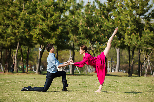 포토 JPG 주간 전신 나무 커플 원피스 공원 여자 남자 정장 20대 성인 야외 두명 옆모습 30대 손잡기 한국인 춤 발레 다리들기 성인만 미추홀공원 국내포토 자연요소 식물 옷 공공시설 뷰포인트 관계 모션 문화예술 사람 동양인 청년 장년 인천 파일형식