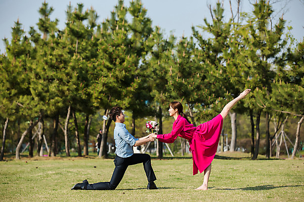 포토 JPG 주간 전신 나무 커플 원피스 공원 여자 남자 꽃다발 정장 20대 성인 야외 두명 옆모습 30대 마주보기 손잡기 한국인 춤 발레 주기 다리들기 성인만 미추홀공원 국내포토 자연요소 식물 옷 공공시설 꽃 뷰포인트 관계 모션 문화예술 사람 동양인 청년 장년 인천 파일형식