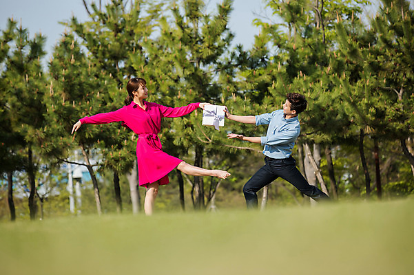 포토 JPG 주간 전신 나무 커플 원피스 공원 여자 남자 선물 들기 정장 20대 성인 야외 두명 옆모습 30대 선물상자 한국인 춤 발레 다리들기 성인만 미추홀공원 국내포토 자연요소 식물 옷 공공시설 뷰포인트 관계 모션 문화예술 사람 동양인 청년 장년 상자 인천 파일형식