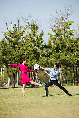 포토 JPG 주간 전신 나무 커플 원피스 공원 여자 남자 선물 들기 정장 20대 성인 야외 두명 옆모습 30대 선물상자 한국인 춤 발레 다리들기 성인만 미추홀공원 국내포토 자연요소 식물 옷 공공시설 뷰포인트 관계 모션 문화예술 사람 동양인 청년 장년 상자 인천 파일형식