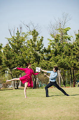 포토 JPG 주간 전신 나무 커플 원피스 공원 여자 남자 선물 들기 정장 20대 성인 야외 두명 옆모습 30대 선물상자 한국인 춤 발레 다리들기 성인만 미추홀공원 국내포토 자연요소 식물 옷 공공시설 뷰포인트 관계 모션 문화예술 사람 동양인 청년 장년 상자 인천 파일형식