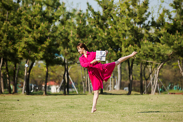 포토 JPG 주간 전신 나무 원피스 공원 여자 선물 한명 미소 들기 20대 성인 야외 옆모습 선물상자 한국인 춤 발레 다리들기 성인여자한명만 미추홀공원 국내포토 자연요소 식물 1 옷 공공시설 뷰포인트 모션 문화예술 표정 사람 동양인 청년 상자 인천 여자한명만 성인여자만 파일형식