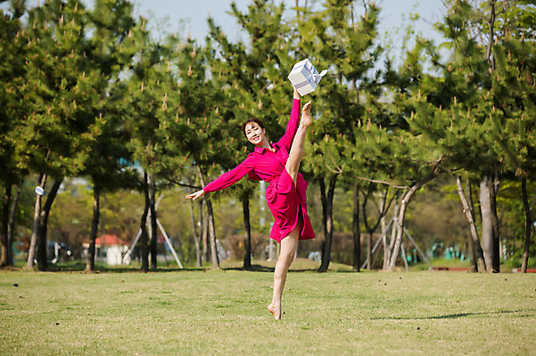 포토 JPG 주간 전신 나무 원피스 공원 여자 선물 한명 미소 들기 20대 성인 야외 앞모습 선물상자 한국인 춤 발레 다리들기 성인여자한명만 미추홀공원 국내포토 자연요소 식물 1 옷 공공시설 뷰포인트 모션 문화예술 표정 사람 동양인 청년 상자 인천 여자한명만 성인여자만 파일형식