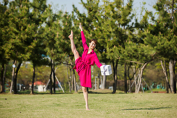 포토 JPG 주간 전신 나무 원피스 공원 여자 선물 한명 미소 들기 20대 성인 야외 앞모습 선물상자 한국인 춤 발레 다리들기 성인여자한명만 미추홀공원 국내포토 자연요소 식물 1 옷 공공시설 뷰포인트 모션 문화예술 표정 사람 동양인 청년 상자 인천 여자한명만 성인여자만 파일형식
