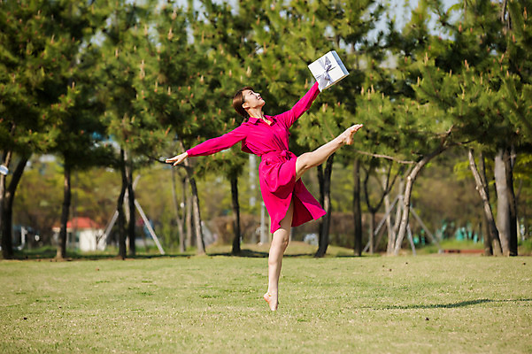 포토 JPG 주간 전신 나무 원피스 공원 여자 선물 한명 미소 들기 20대 성인 야외 옆모습 선물상자 점프 한국인 올려보기 춤 발레 다리들기 성인여자한명만 미추홀공원 국내포토 자연요소 식물 1 옷 공공시설 뷰포인트 모션 문화예술 표정 사람 동양인 청년 상자 인천 여자한명만 성인여자만 파일형식