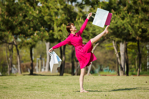 포토 JPG 주간 전신 나무 원피스 공원 여자 한명 들기 20대 성인 야외 옆모습 쇼핑백 한국인 춤 발레 다리들기 성인여자한명만 미추홀공원 국내포토 자연요소 식물 1 옷 공공시설 뷰포인트 가방 모션 문화예술 사람 동양인 청년 인천 여자한명만 성인여자만 파일형식