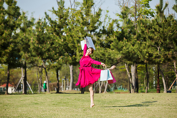 포토 JPG 주간 전신 나무 원피스 공원 여자 한명 들기 20대 성인 야외 옆모습 쇼핑백 한국인 춤 발레 다리들기 성인여자한명만 미추홀공원 국내포토 자연요소 식물 1 옷 공공시설 뷰포인트 가방 모션 문화예술 사람 동양인 청년 인천 여자한명만 성인여자만 파일형식