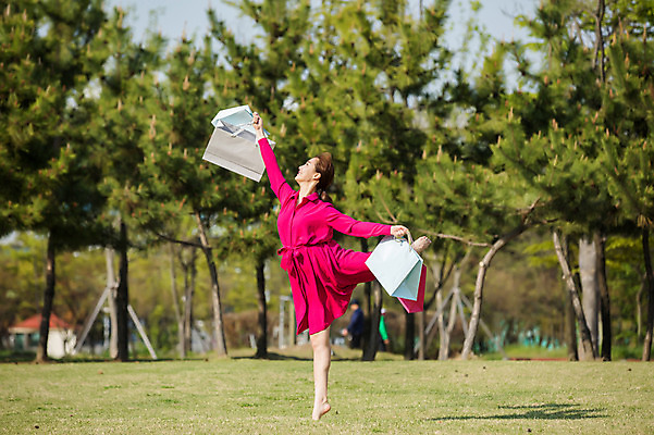 포토 JPG 주간 전신 나무 원피스 공원 여자 한명 들기 20대 성인 야외 옆모습 쇼핑백 한국인 춤 발레 다리들기 성인여자한명만 미추홀공원 국내포토 자연요소 식물 1 옷 공공시설 뷰포인트 가방 모션 문화예술 사람 동양인 청년 인천 여자한명만 성인여자만 파일형식