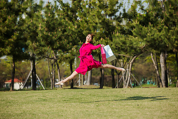 포토 JPG 주간 전신 나무 원피스 공원 여자 한명 들기 20대 성인 야외 옆모습 쇼핑백 점프 한국인 춤 발레 성인여자한명만 미추홀공원 국내포토 자연요소 식물 1 옷 공공시설 뷰포인트 가방 모션 문화예술 사람 동양인 청년 인천 여자한명만 성인여자만 파일형식