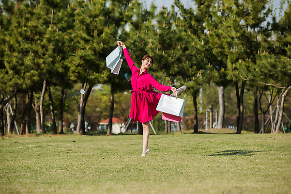 포토 JPG 주간 전신 나무 원피스 공원 여자 한명 미소 들기 20대 성인 야외 앞모습 쇼핑백 한국인 춤 발레 다리들기 성인여자한명만 미추홀공원 국내포토 자연요소 식물 1 옷 공공시설 뷰포인트 가방 모션 문화예술 표정 사람 동양인 청년 인천 여자한명만 성인여자만 파일형식