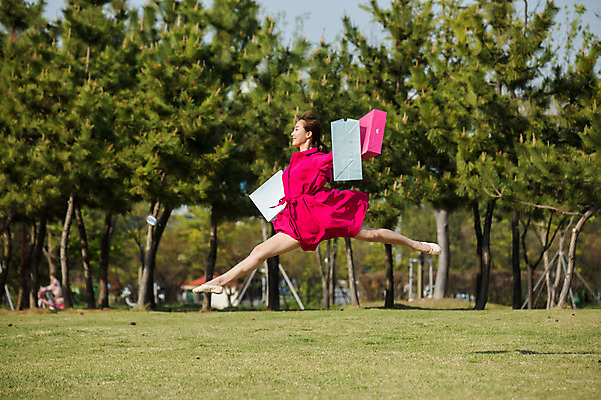 포토 JPG 주간 전신 나무 원피스 공원 여자 한명 미소 들기 20대 성인 야외 옆모습 쇼핑백 점프 한국인 춤 발레 성인여자한명만 미추홀공원 국내포토 자연요소 식물 1 옷 공공시설 뷰포인트 가방 모션 문화예술 표정 사람 동양인 청년 인천 여자한명만 성인여자만 파일형식