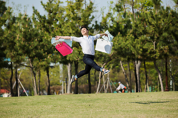 포토 JPG 주간 전신 나무 공원 남자 한명 미소 들기 20대 성인 야외 옆모습 캐주얼 30대 쇼핑백 점프 한국인 춤 발레 성인남자한명만 미추홀공원 국내포토 자연요소 식물 1 옷 공공시설 뷰포인트 가방 모션 문화예술 표정 사람 동양인 청년 장년 인천 남자한명만 성인남자만 파일형식