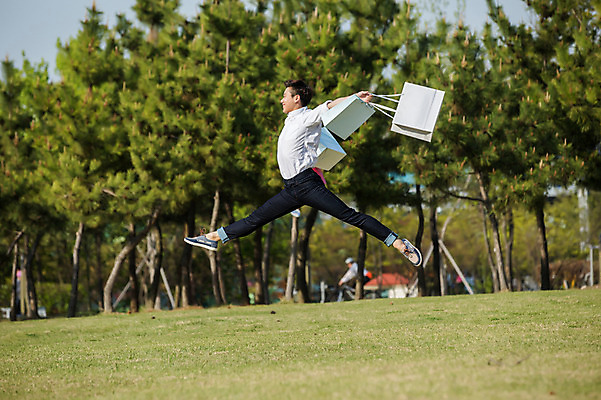 포토 JPG 주간 전신 나무 공원 남자 한명 미소 들기 성인 야외 옆모습 캐주얼 30대 쇼핑백 점프 한국인 춤 발레 성인남자한명만 미추홀공원 국내포토 자연요소 식물 1 옷 공공시설 뷰포인트 가방 모션 문화예술 표정 사람 동양인 장년 인천 남자한명만 성인남자만 파일형식