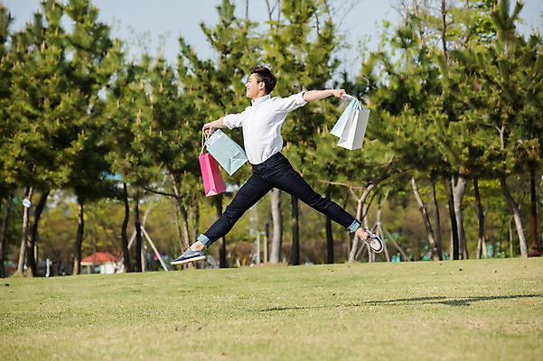 포토 JPG 주간 전신 나무 공원 남자 한명 미소 들기 성인 야외 옆모습 캐주얼 30대 쇼핑백 점프 한국인 춤 발레 성인남자한명만 미추홀공원 국내포토 자연요소 식물 1 옷 공공시설 뷰포인트 가방 모션 문화예술 표정 사람 동양인 장년 인천 남자한명만 성인남자만 파일형식
