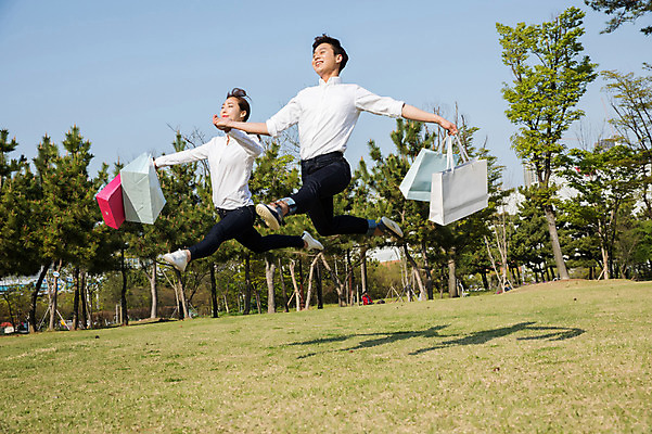 포토 JPG 주간 전신 나무 커플 공원 여자 남자 들기 20대 성인 야외 두명 옆모습 캐주얼 30대 쇼핑백 손잡기 점프 한국인 춤 발레 성인만 미추홀공원 국내포토 자연요소 식물 옷 공공시설 뷰포인트 가방 관계 모션 문화예술 사람 동양인 청년 장년 인천 파일형식