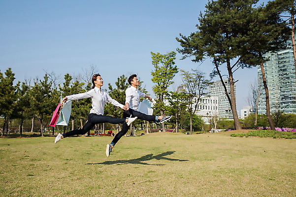 포토 JPG 주간 전신 나무 커플 공원 여자 남자 들기 20대 성인 야외 두명 옆모습 캐주얼 30대 쇼핑백 손잡기 점프 한국인 춤 발레 성인만 미추홀공원 국내포토 자연요소 식물 옷 공공시설 뷰포인트 가방 관계 모션 문화예술 사람 동양인 청년 장년 인천 파일형식
