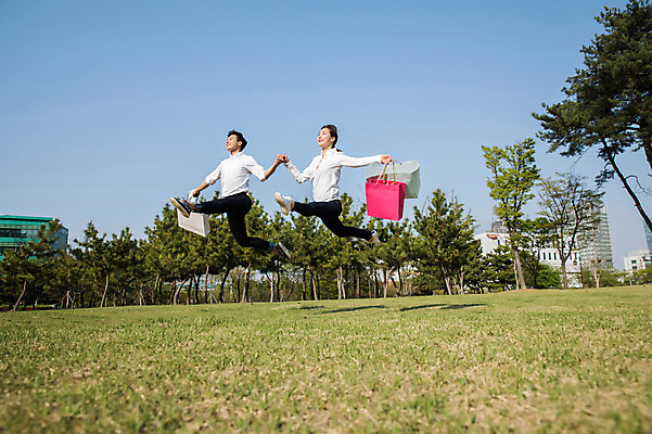 포토 JPG 주간 전신 나무 커플 공원 여자 남자 들기 20대 성인 야외 두명 옆모습 캐주얼 30대 쇼핑백 손잡기 점프 한국인 춤 발레 성인만 미추홀공원 국내포토 자연요소 식물 옷 공공시설 뷰포인트 가방 관계 모션 문화예술 사람 동양인 청년 장년 인천 파일형식