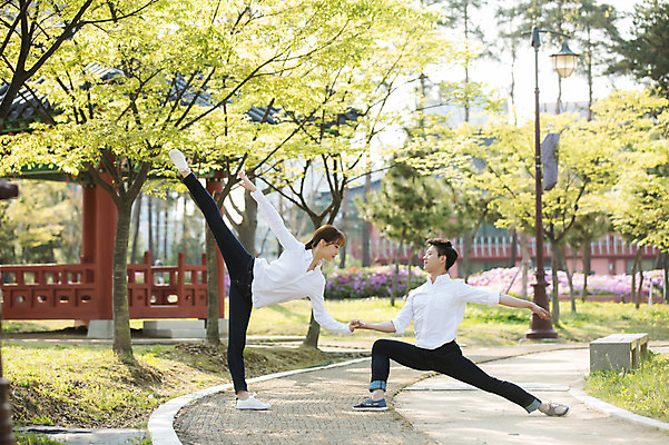 포토 JPG 주간 전신 나무 커플 공원 여자 남자 20대 성인 야외 두명 옆모습 캐주얼 30대 손잡기 한국인 춤 발레 다리들기 성인만 미추홀공원 국내포토 자연요소 식물 옷 공공시설 뷰포인트 관계 모션 문화예술 사람 동양인 청년 장년 인천 파일형식