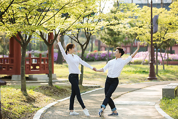 포토 JPG 주간 전신 나무 커플 응시 공원 여자 남자 20대 성인 야외 두명 옆모습 캐주얼 30대 손잡기 한국인 춤 발레 성인만 미추홀공원 국내포토 자연요소 식물 시선 옷 공공시설 뷰포인트 관계 모션 문화예술 사람 동양인 청년 장년 인천 파일형식