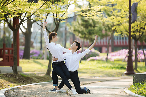 포토 JPG 주간 전신 나무 커플 응시 공원 여자 남자 안기 20대 성인 야외 두명 앞모습 캐주얼 30대 마주보기 한국인 춤 발레 성인만 미추홀공원 국내포토 자연요소 식물 시선 옷 공공시설 뷰포인트 관계 모션 문화예술 사람 동양인 청년 장년 인천 파일형식