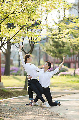 포토 JPG 주간 전신 나무 커플 응시 공원 여자 남자 안기 미소 20대 성인 야외 두명 앞모습 캐주얼 30대 마주보기 한국인 춤 발레 성인만 미추홀공원 국내포토 자연요소 식물 시선 옷 공공시설 뷰포인트 관계 모션 문화예술 표정 사람 동양인 청년 장년 인천 파일형식