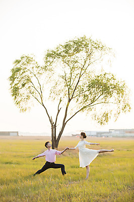 포토 JPG 주간 전신 나무 커플 드레스 여자 남자 정장 초원 20대 성인 야외 두명 옆모습 30대 손잡기 한국인 춤 발레 다리들기 화성시 성인만 우음도 국내포토 자연요소 식물 옷 뷰포인트 섬 관계 모션 문화예술 사람 동양인 청년 장년 경기도 화성_경기도 파일형식