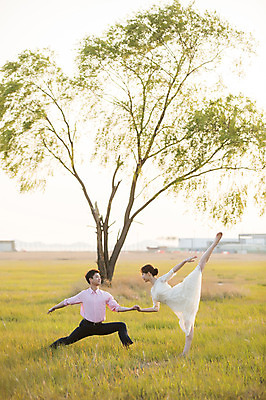 포토 JPG 주간 전신 나무 커플 드레스 여자 남자 정장 초원 20대 성인 야외 두명 앞모습 30대 손잡기 한국인 춤 발레 다리들기 화성시 성인만 우음도 국내포토 자연요소 식물 옷 뷰포인트 섬 관계 모션 문화예술 사람 동양인 청년 장년 경기도 화성_경기도 파일형식