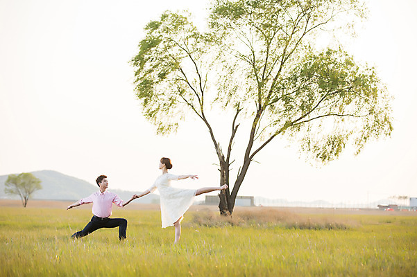 포토 JPG 주간 전신 나무 커플 드레스 여자 남자 정장 초원 20대 성인 야외 두명 앞모습 30대 손잡기 한국인 춤 발레 다리들기 화성시 성인만 우음도 국내포토 자연요소 식물 옷 뷰포인트 섬 관계 모션 문화예술 사람 동양인 청년 장년 경기도 화성_경기도 파일형식
