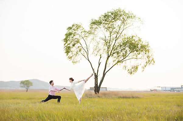포토 JPG 주간 전신 나무 커플 드레스 여자 남자 정장 초원 20대 성인 야외 두명 앞모습 30대 손잡기 한국인 춤 발레 다리들기 화성시 성인만 우음도 국내포토 자연요소 식물 옷 뷰포인트 섬 관계 모션 문화예술 사람 동양인 청년 장년 경기도 화성_경기도 파일형식