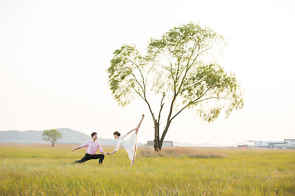 포토 JPG 주간 전신 나무 커플 드레스 여자 남자 정장 초원 20대 성인 야외 두명 앞모습 30대 손잡기 한국인 춤 발레 다리들기 화성시 성인만 우음도 국내포토 자연요소 식물 옷 뷰포인트 섬 관계 모션 문화예술 사람 동양인 청년 장년 경기도 화성_경기도 파일형식