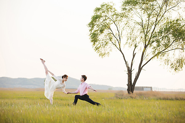 포토 JPG 주간 전신 나무 커플 드레스 여자 남자 정장 초원 20대 성인 야외 두명 옆모습 30대 손잡기 한국인 춤 발레 다리들기 화성시 성인만 우음도 국내포토 자연요소 식물 옷 뷰포인트 섬 관계 모션 문화예술 사람 동양인 청년 장년 경기도 화성_경기도 파일형식