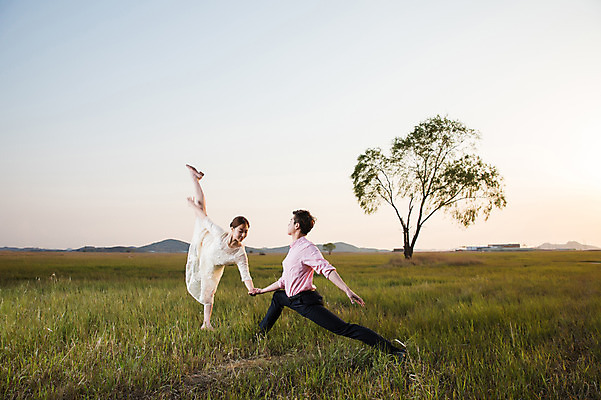 포토 JPG 주간 전신 나무 커플 드레스 여자 남자 정장 초원 20대 성인 야외 두명 옆모습 30대 손잡기 한국인 춤 발레 다리들기 화성시 성인만 우음도 국내포토 자연요소 식물 옷 뷰포인트 섬 관계 모션 문화예술 사람 동양인 청년 장년 경기도 화성_경기도 파일형식
