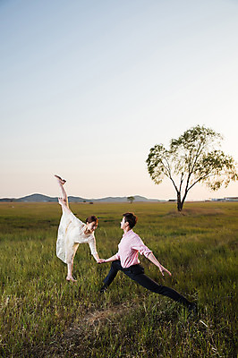 포토 JPG 주간 전신 나무 커플 드레스 여자 남자 정장 초원 20대 성인 야외 두명 옆모습 30대 손잡기 한국인 춤 발레 다리들기 화성시 성인만 우음도 국내포토 자연요소 식물 옷 뷰포인트 섬 관계 모션 문화예술 사람 동양인 청년 장년 경기도 화성_경기도 파일형식