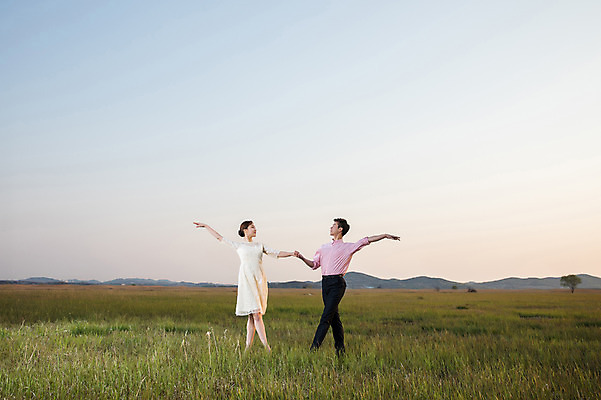 포토 JPG 주간 전신 커플 드레스 여자 남자 정장 초원 20대 성인 야외 두명 앞모습 30대 손잡기 일몰 한국인 춤 발레 화성시 성인만 우음도 국내포토 자연요소 옷 뷰포인트 섬 관계 모션 문화예술 사람 동양인 청년 장년 노을 경기도 화성_경기도 파일형식