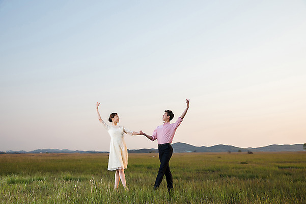 포토 JPG 주간 전신 커플 드레스 여자 남자 정장 초원 20대 성인 야외 두명 앞모습 30대 손잡기 일몰 한국인 춤 발레 화성시 성인만 우음도 국내포토 자연요소 옷 뷰포인트 섬 관계 모션 문화예술 사람 동양인 청년 장년 노을 경기도 화성_경기도 파일형식