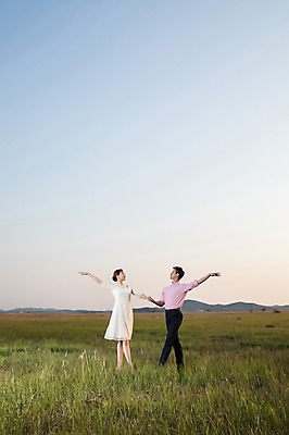 포토 JPG 주간 전신 커플 드레스 여자 남자 정장 초원 20대 성인 야외 두명 앞모습 30대 손잡기 한국인 춤 발레 화성시 성인만 우음도 국내포토 자연요소 옷 뷰포인트 섬 관계 모션 문화예술 사람 동양인 청년 장년 경기도 화성_경기도 파일형식