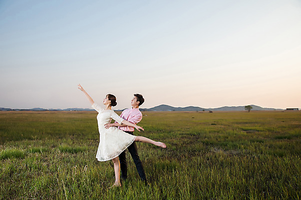 포토 JPG 주간 전신 커플 응시 드레스 여자 남자 허리손 정장 초원 20대 성인 야외 두명 옆모습 30대 일몰 한국인 춤 발레 다리들기 화성시 성인만 우음도 국내포토 자연요소 시선 옷 뷰포인트 섬 포즈 관계 모션 문화예술 사람 동양인 청년 장년 노을 경기도 화성_경기도 파일형식