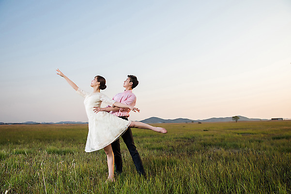포토 JPG 주간 전신 커플 응시 드레스 여자 남자 허리손 정장 초원 20대 성인 야외 두명 옆모습 30대 일몰 한국인 춤 발레 다리들기 화성시 성인만 우음도 국내포토 자연요소 시선 옷 뷰포인트 섬 포즈 관계 모션 문화예술 사람 동양인 청년 장년 노을 경기도 화성_경기도 파일형식