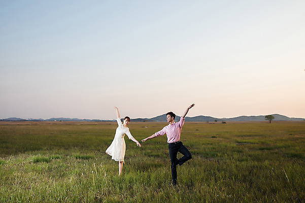포토 JPG 주간 전신 커플 드레스 여자 남자 팔벌리기 정장 초원 20대 성인 야외 두명 앞모습 30대 일몰 한국인 춤 발레 다리들기 화성시 성인만 우음도 국내포토 자연요소 옷 뷰포인트 섬 관계 모션 문화예술 사람 동양인 청년 장년 노을 경기도 화성_경기도 파일형식