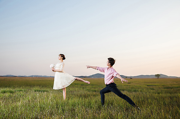 포토 JPG 주간 전신 커플 응시 드레스 여자 남자 정장 초원 20대 성인 야외 두명 옆모습 30대 일몰 한국인 춤 발레 다리들기 화성시 성인만 우음도 국내포토 자연요소 시선 옷 뷰포인트 섬 관계 모션 문화예술 사람 동양인 청년 장년 노을 경기도 화성_경기도 파일형식